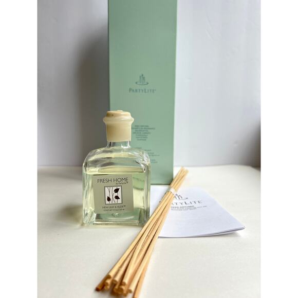 PartyLite Fresh Home New Leaf and Aloe Reed Diffuser 5 fl oz - Picture 1 of 4
